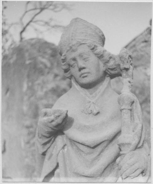 statue : saint Eloi (vue frontale de la moitié haute du corps)