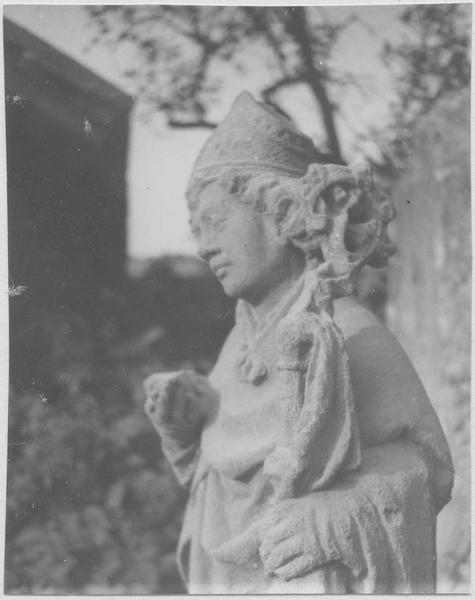 statue : saint Eloi (vue de biais de la moitié haute du corps)