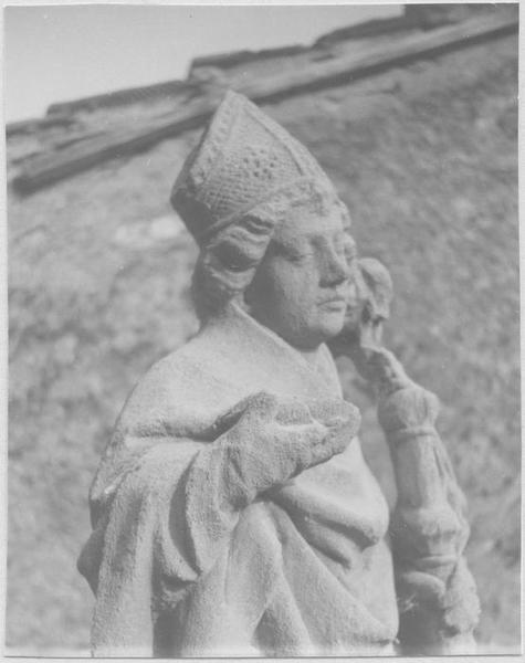 statue : saint Eloi (vue de biais de la moitié haute du corps)