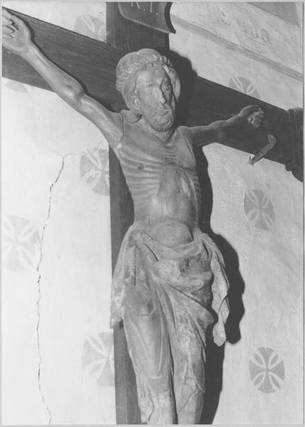 statue : Christ en croix (vue rapprochée)