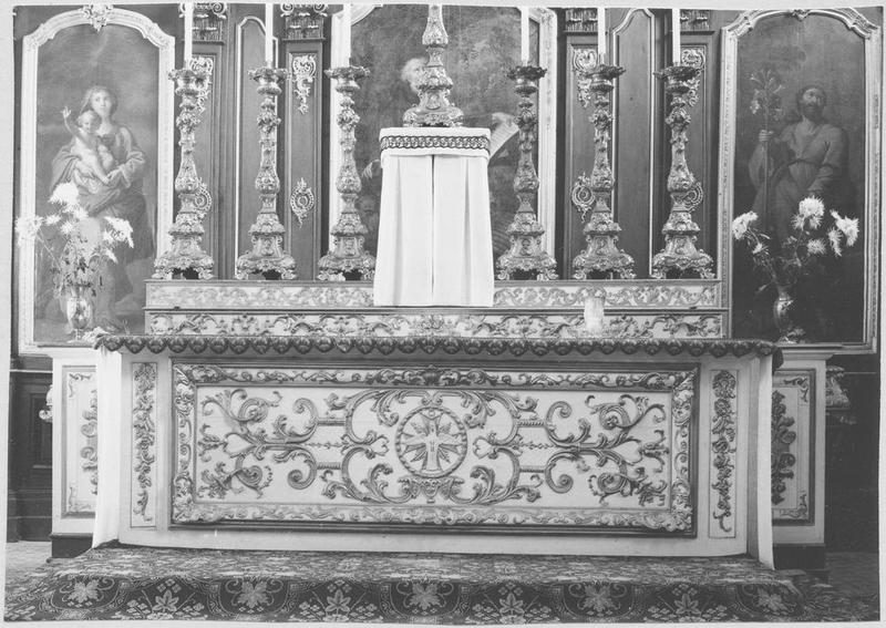 Autel, 2 gradins d'autel, tabernacle, garniture : croix d'autel, 6 chandeliers d'autel (maître-autel)