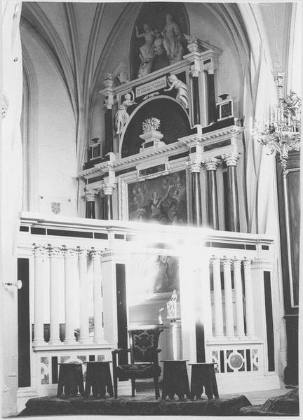 autel retable de la sainte Trinité, 2 reliquaires, clôture de chapelle, devant d'autel (in situ)