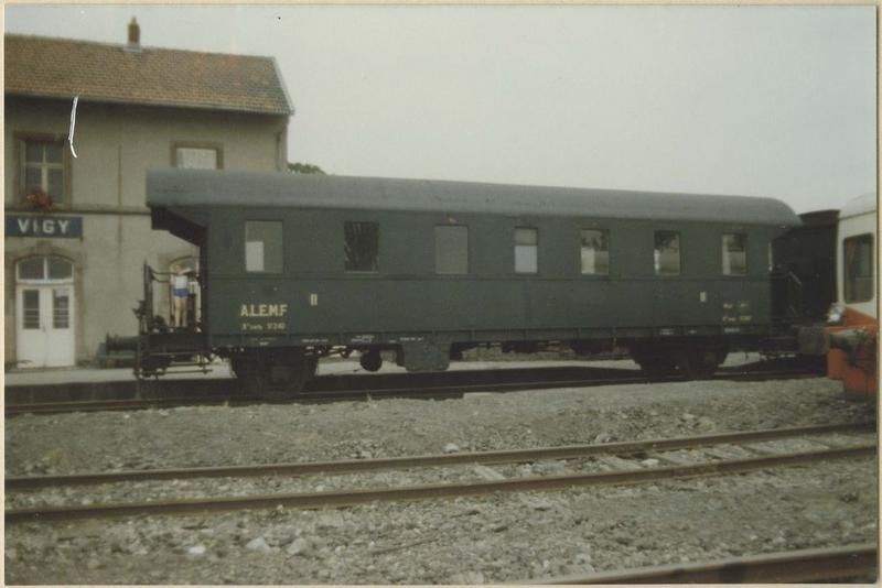 rame de 4 voitures à voyageurs à essieux parallèles, à voie normale (B7 17243)