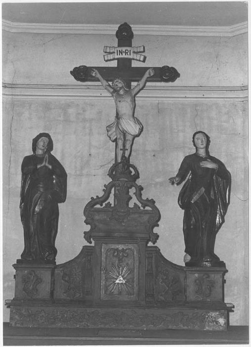 calvaire avec trois statues : Christ en croix, Vierge, Saint Jean