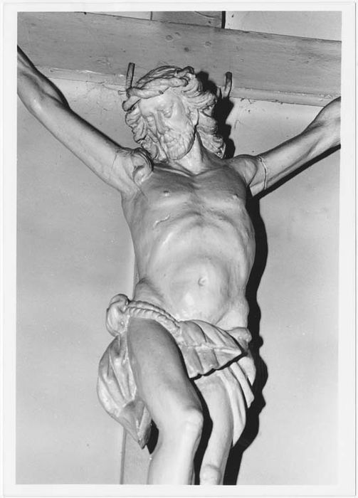 statue : Christ en croix, vue partielle