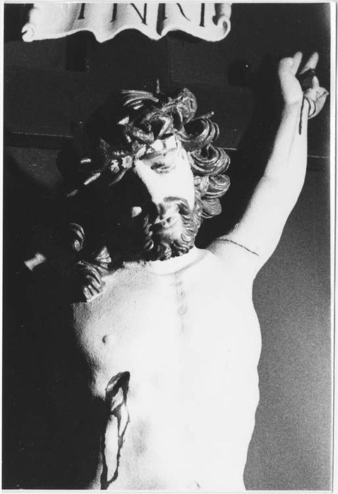 statue : Christ en croix, détail