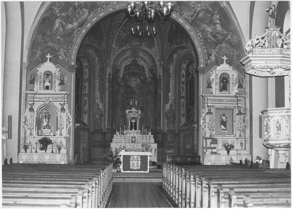 Autel latéral sud, retable et deux statues : Saint Bernard, Bon Pasteur