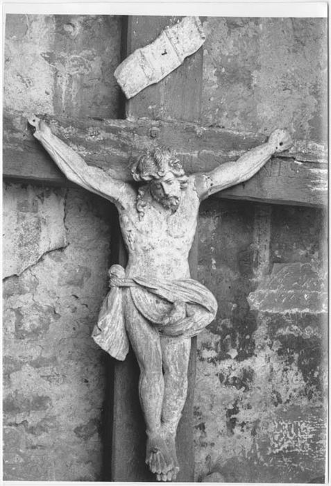 statue : Christ en croix