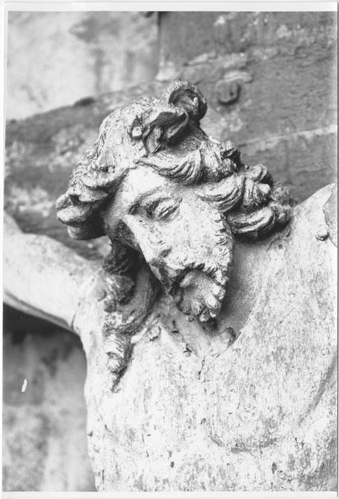 statue : Christ en croix, détail