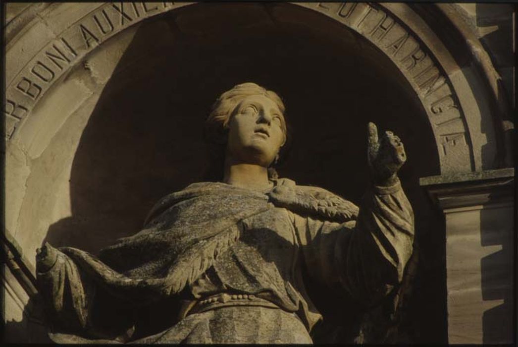 statue : Vierge (anciennement La France), vue partielle