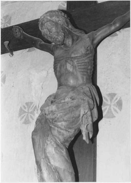 statue : Christ en croix, vue partielle