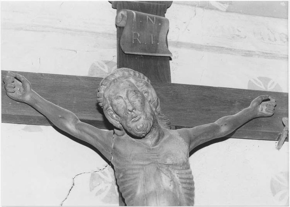 statue : Christ en croix, détail