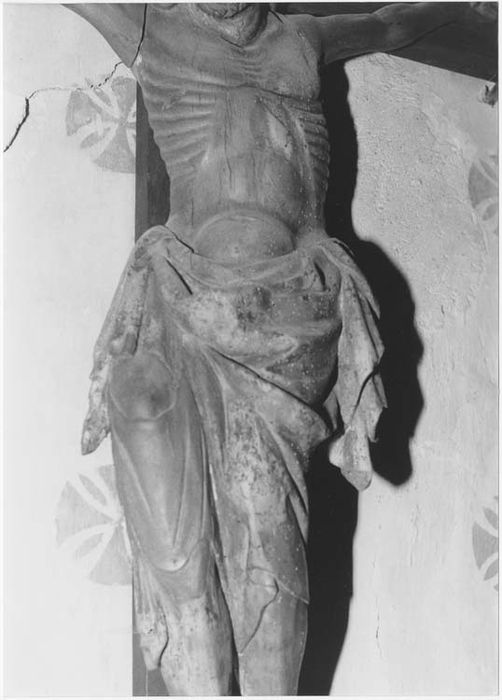 statue : Christ en croix, détail