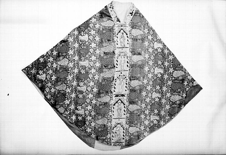 Chasuble dite de Pierre de Vérone, soie verte et violette : orfroi  ajouté postérieurement, Italie, devant, état après restauration