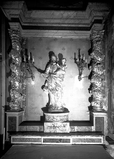 Retable en bois sculpté du 17e siècle et statue de saint Joseph en bois doré du 18e siècle, situés dans la chapelle Saint-Joseph