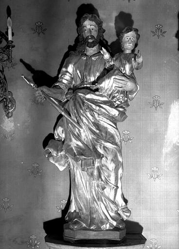 Statue en bois doré située dans la chapelle Saint-Joseph : saint Joseph