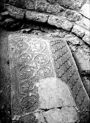 Couvercle de sarcophage en marbre blanc provenant de l'absidiole est côté nord de l'église primitive