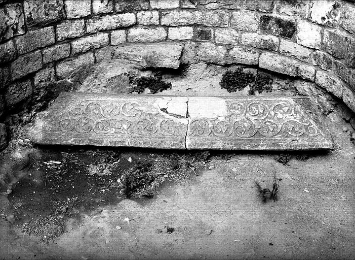 Couvercle de sarcophage en marbre blanc provenant de l'absidiole est côté nord de l'église primitive