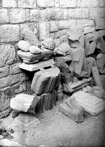 Fragments architectoniques provenant du centre de l'abside est de l'église primitive