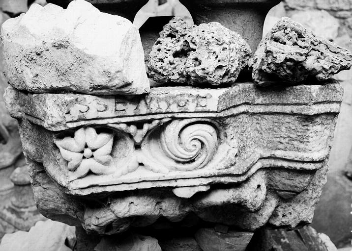 Chapiteau à décor floral avec inscription marbre blanc provenant du centre de l'abside est de l'église primitive