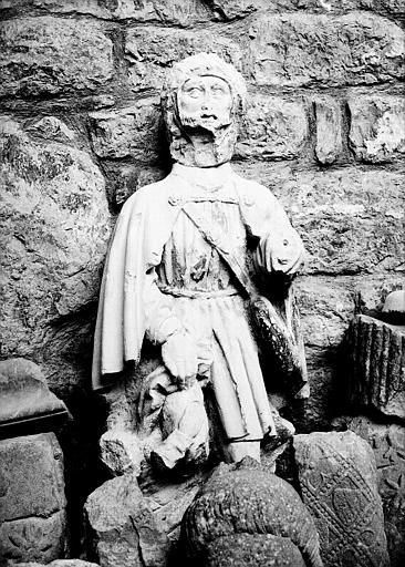 Statue mutilée en pierre d'un saint Roch provenant du centre de l'abside est de l'église primitive