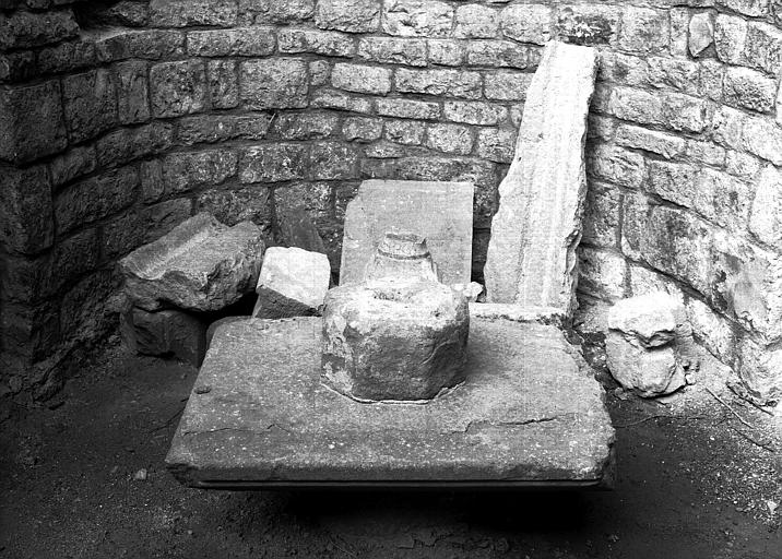 Fragments architectoniques provenant de l'absidiole orientée côté sud de l'église primitive