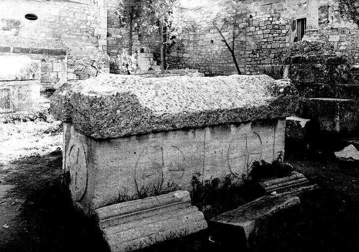 Ruines du choeur : sarcophage en pierre orné de croix grecques, époque mérovingienne