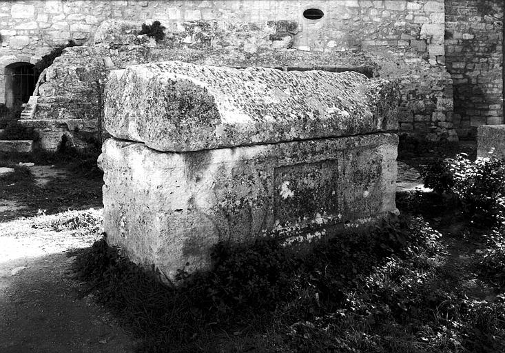 Ruines du choeur : sarcophage en pierre orné de cornes d'abondance, époque romaine