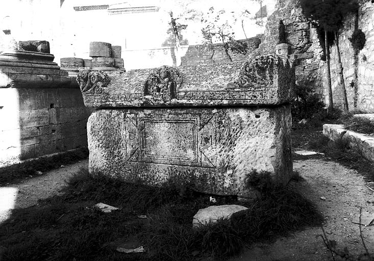 Ruines du choeur : sarcophage en pierre avec inscription et bas-relief au couvercle, époque romaine