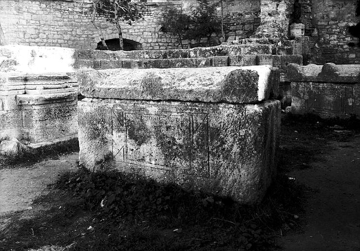 Ruines du choeur : sarcophage en pierre avec inscription, époque romaine