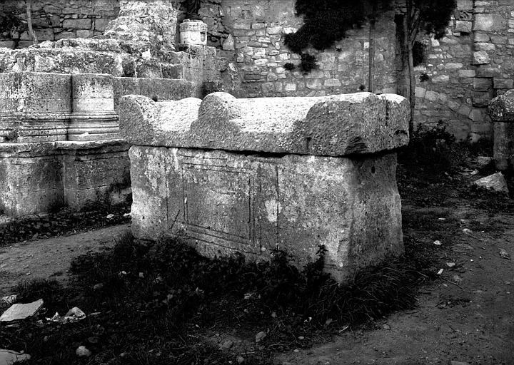 Ruines du choeur : sarcophage en pierre avec inscription, époque romaine