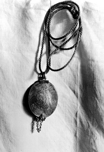 ciboire-chrismatoire (custode), sur le couvercle Christ portant sa Croix, au revers Crucifixion