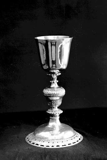 Calice en argent fin aux armes de Pierre-Hyacinthe de Cronoal et de Gabrielle de Marnières de Guer - © Ministère de la Culture (France), Médiathèque du patrimoine et de la photographie, diffusion GrandPalaisRmn Photo
