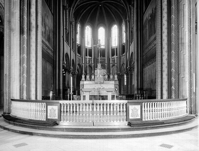 Choeur en largeur et banc de communion