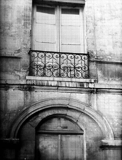 Bâtiment sur cour : fenêtre de l'aile droite