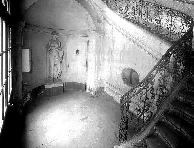 Intérieur : départ de l'escalier et hall d'entrée