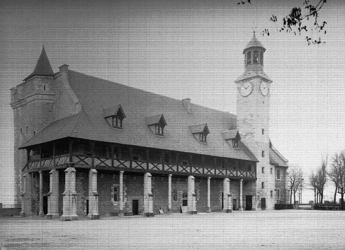 Façade sur la place