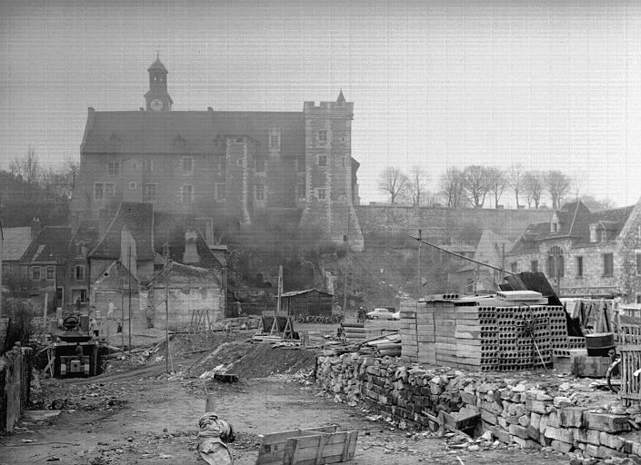 Façade côté rempart : démolition des vieilles maisons