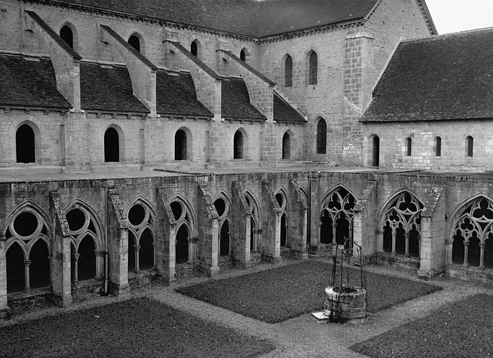 Eglise : façade sud et galerie extérieure du cloître, angle nord-est