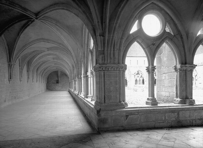 Cloître : galerie nord, intérieur vers l'est