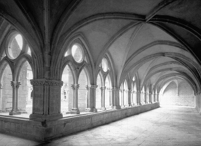 Cloître : galerie ouest, vers le sud