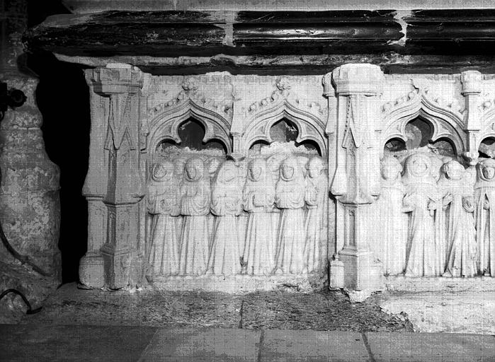 Massif du tombeau de Hugues de Castillon, évêque de Comminges, mort en 1285, pierre : face, longueur senestre - © Ministère de la Culture (France), Médiathèque du patrimoine et de la photographie, diffusion RMN-GP