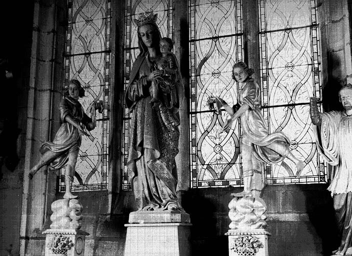 Statue moderne de la Vierge à l'Enfant et statues en bois doré de deux anges porteurs de palmes (17e siècle)