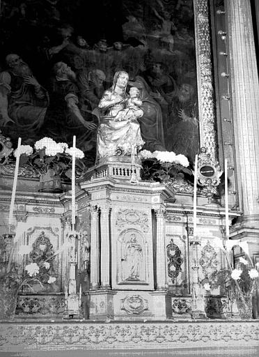 Statue en bois doré de la Vierge à l'Enfant et maître-autel