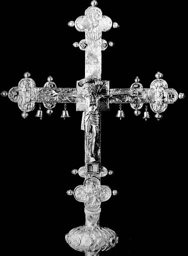 Croix processionnelle en argent estampé, ciselé, émaillé et doré sur âme de bois : avers