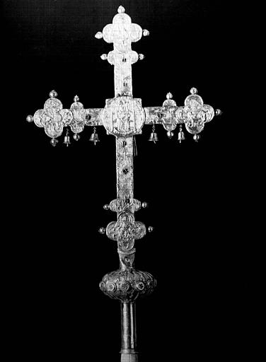 Croix processionnelle en argent estampé, ciselé, émaillé et doré sur âme de bois : revers