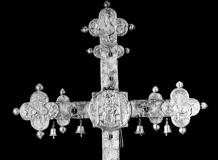 Croix processionnelle en argent estampé, ciselé, émaillé et doré sur âme de bois : revers, partie supérieure