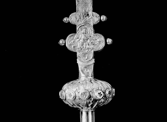Croix processionnelle en argent estampé, ciselé, émaillé et doré sur âme de bois : revers, noeud