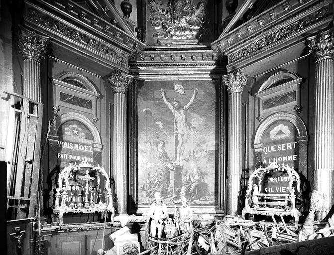 Ensemble des boiseries du choeur en bois peint, déposé dans la tribune