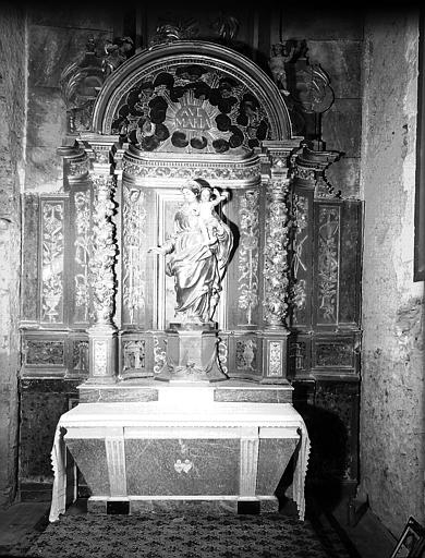 Chapelle latérale de la Vierge : autel et retable, en bois peint, avec statue de la Vierge à l'Enfant